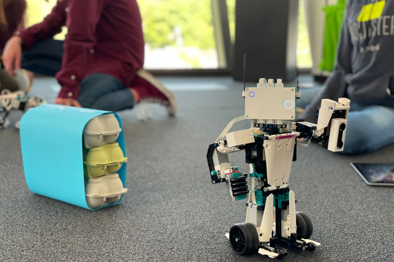 Mädchen mit einem selbst programmierten Lego-Roboter auf dem Girls'Day 2022 bei cronn.