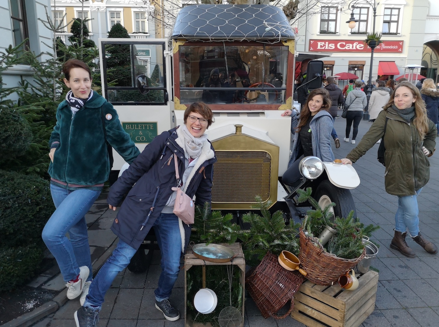 cronnerinen posen vor einem Food-Truck