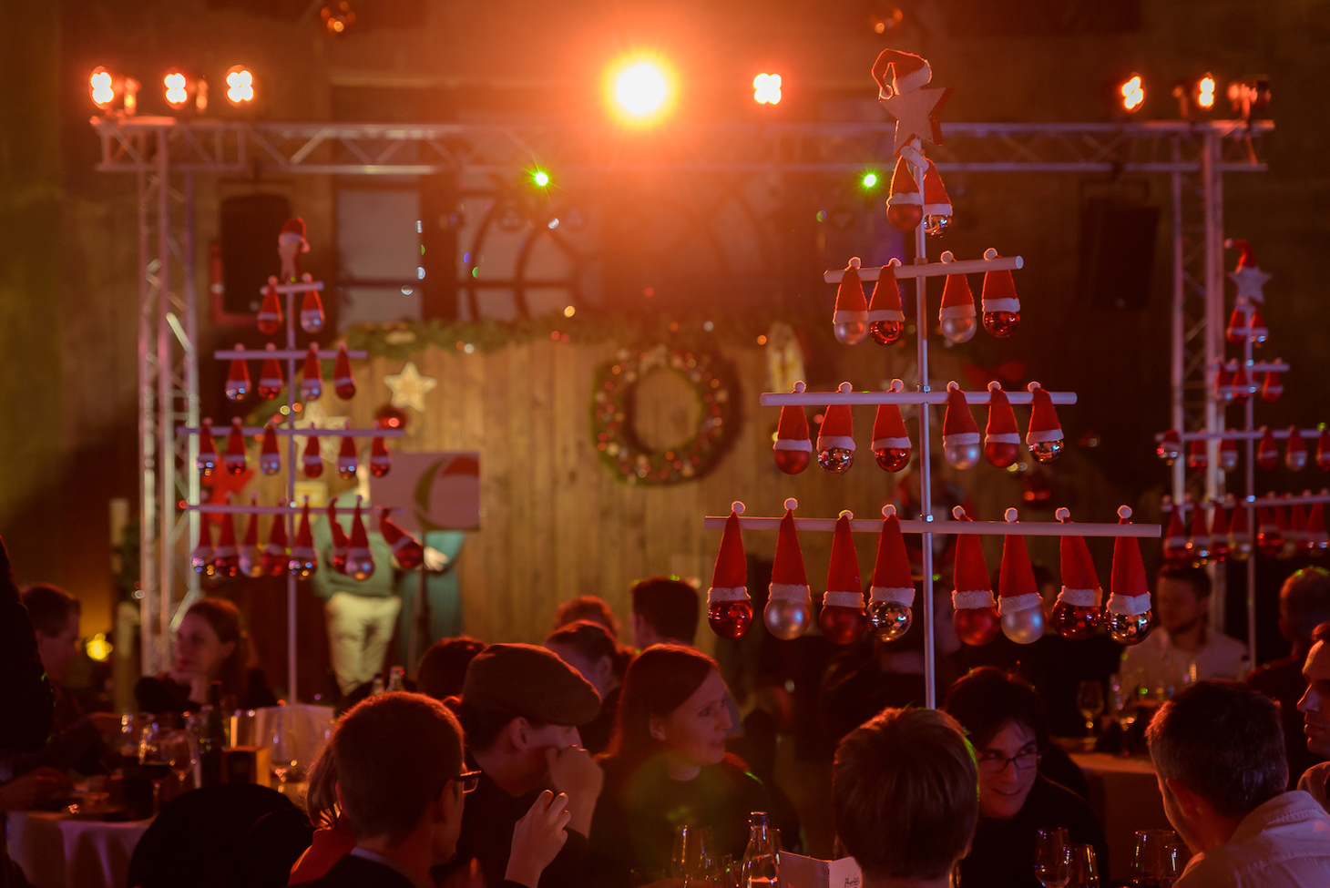cronnerinen posen vor einem Food-Truck