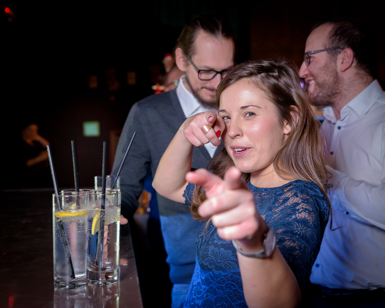 cronnerinen posen vor einem Food-Truck